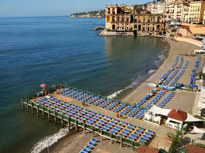 Caracciolo 10 Bed & Breakfast Naples Italy